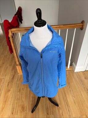 Columbia Women's Sky Blue Lightweight Packable Jacket